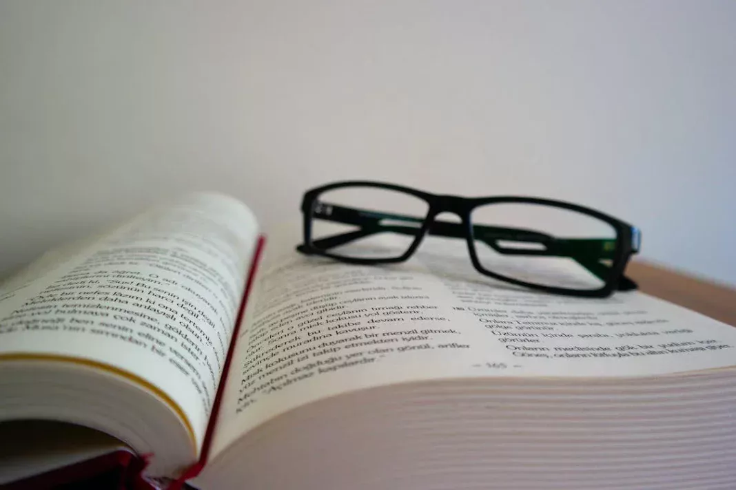 Curiosidades e Fatos representados por um óculos sobre a bíblia representando um estudo ou reflexão