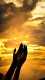 Mãos em oração colocando Deus em primeiro lugar.