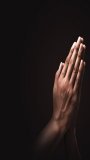 Orando com as mãos para o céu com fé em Jesus Cristo.